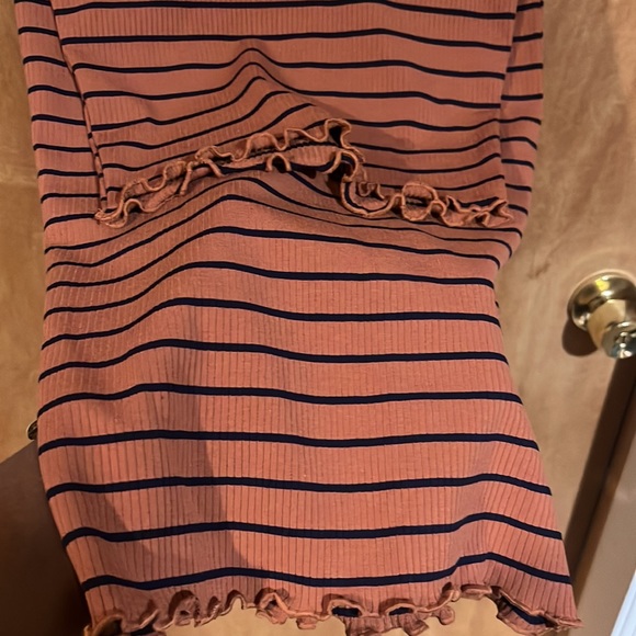 💙🤎Nwot Gorgeous 2 piece set with a ruffle hem crop top & skirt size small! - Picture 5 of 5